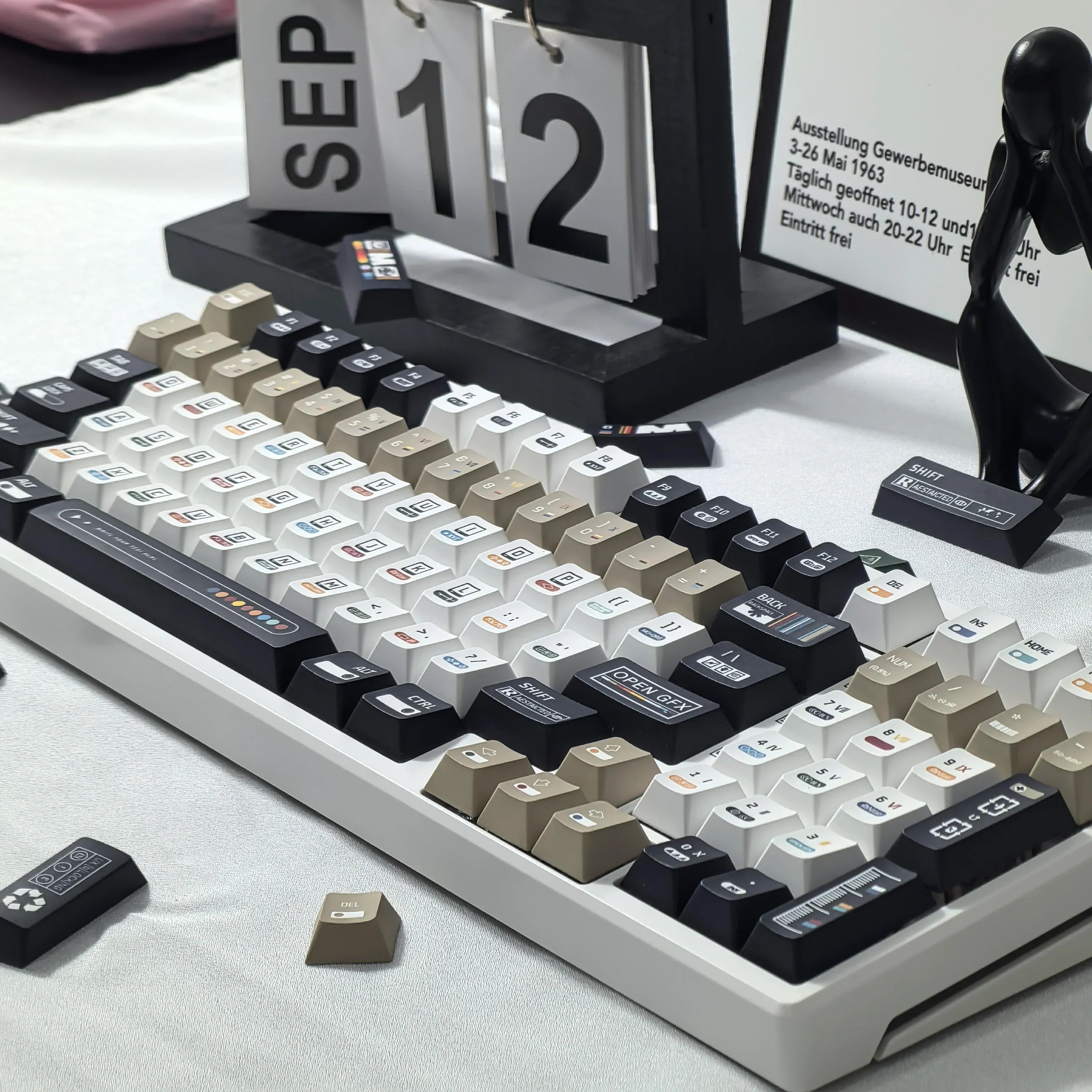 韓國鍵帽 極繁主義主題鍵帽 135 鍵櫻桃 Pbt 俄語英語復古鍵帽黑白設計“L”形輸入鍵