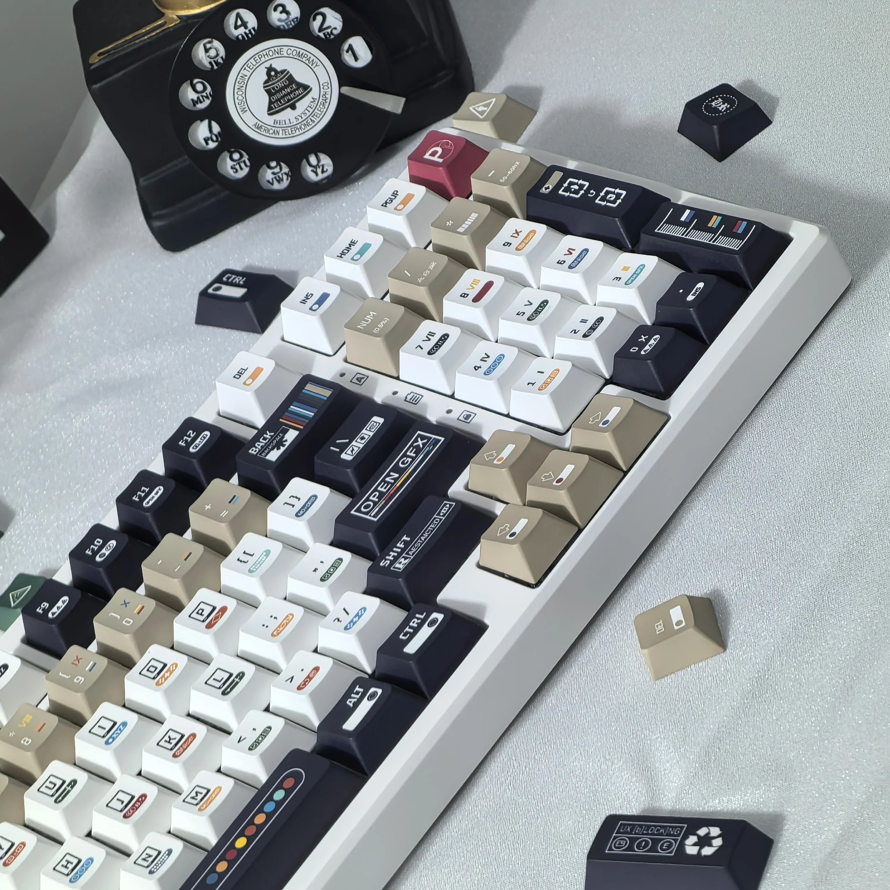 韓國鍵帽 極繁主義主題鍵帽 135 鍵櫻桃 Pbt 俄語英語復古鍵帽黑白設計“L”形輸入鍵