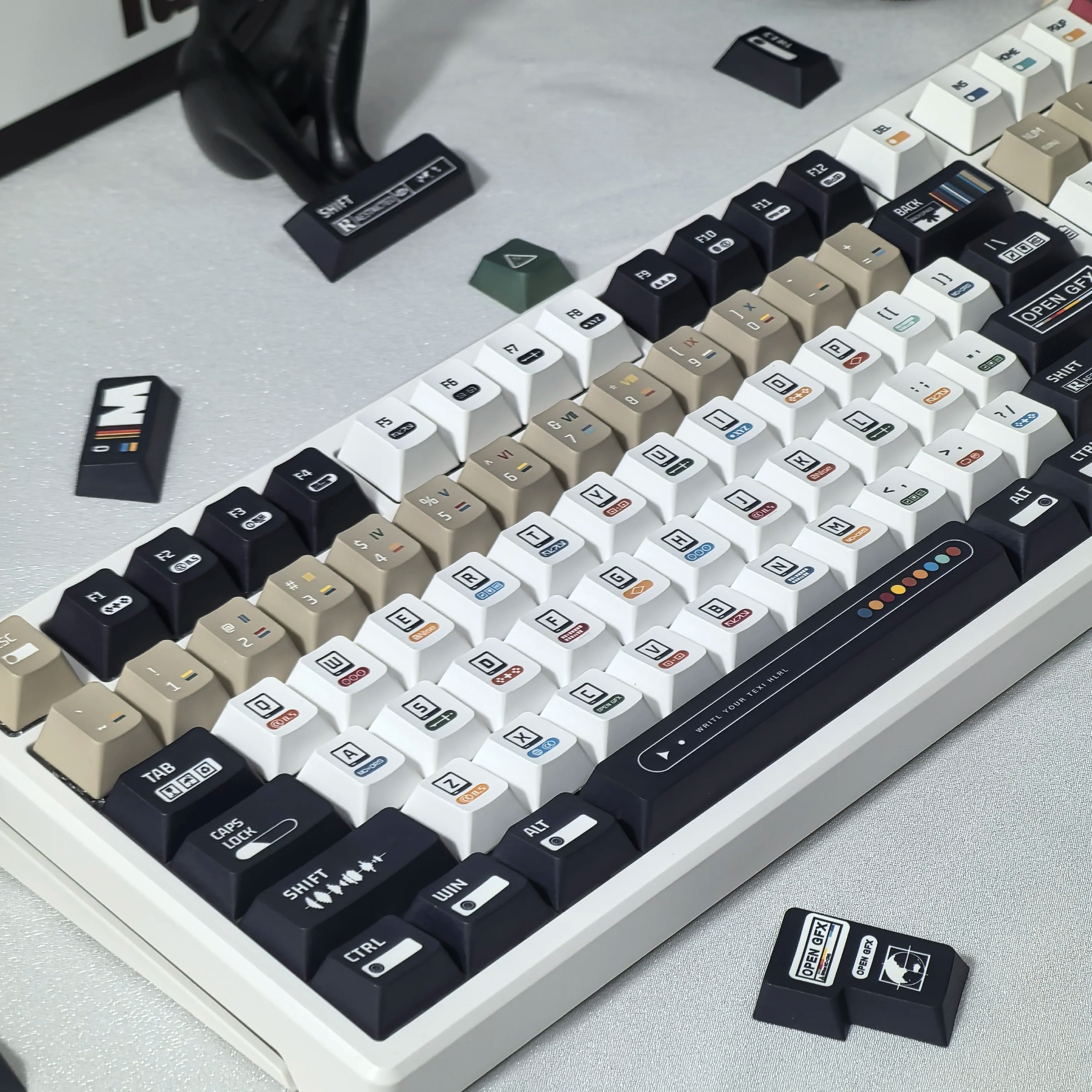 韓國鍵帽 極繁主義主題鍵帽 135 鍵櫻桃 Pbt 俄語英語復古鍵帽黑白設計“L”形輸入鍵