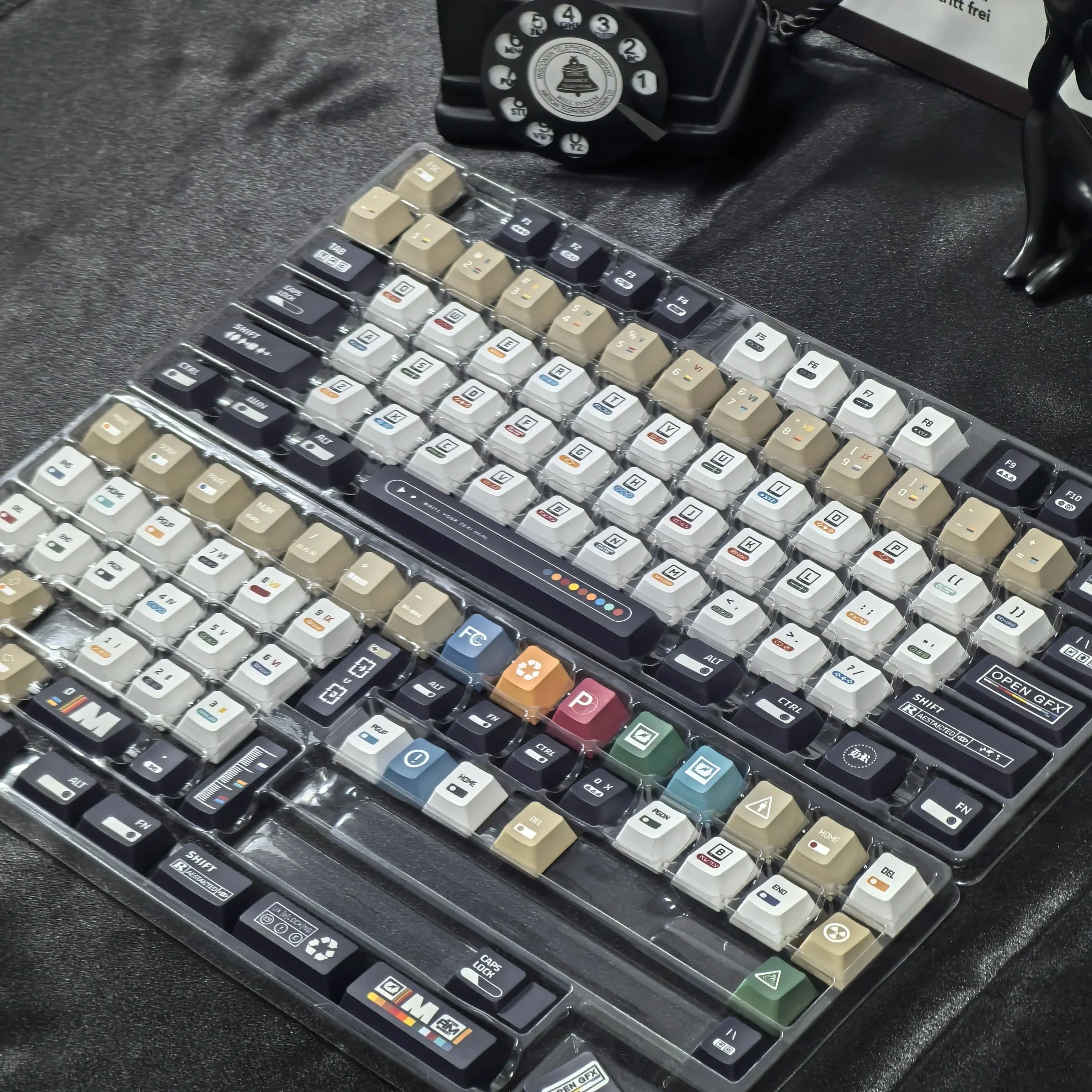 Korean Keycaps Maximalism Theme Keycap 135Keys Cherry Pbt Russian English Retro Keycap Black White Design  “L ”Shape Enter Key